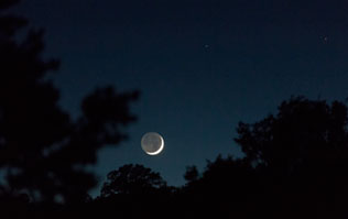 2014 June 01  Crescent moon setting