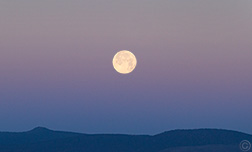 2013 May 26, Full moonset from San Cristobal, NM