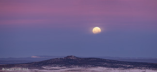 2015 February 05: Full moon setting across the Taos Vocanic Plateau