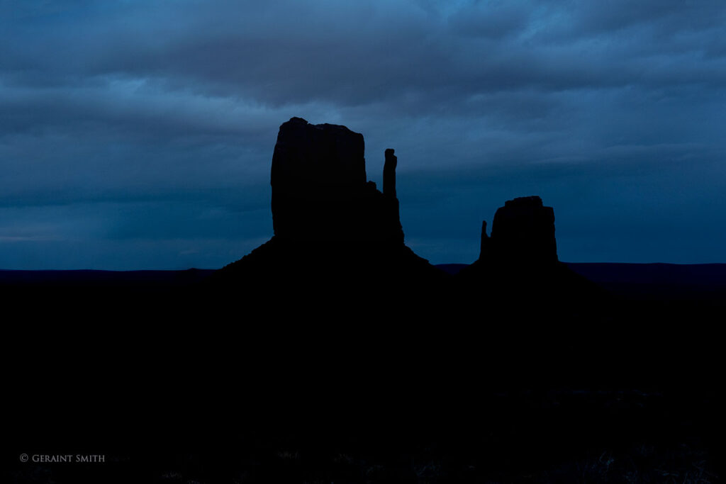 Monument Valley Mittens silhouette