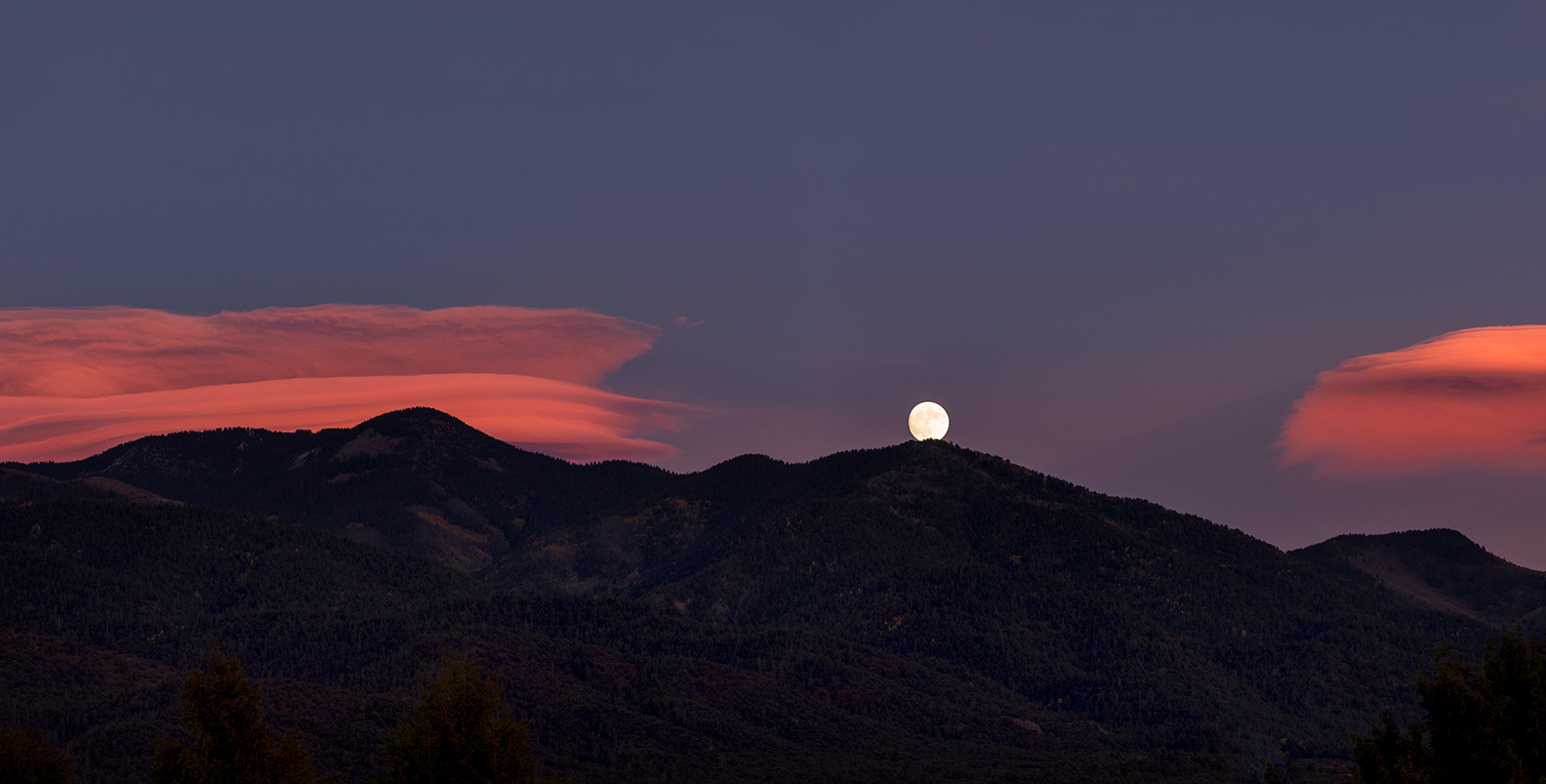 Hunter's Moon and Hunters. 11-05-2025 Moon San Cristobal