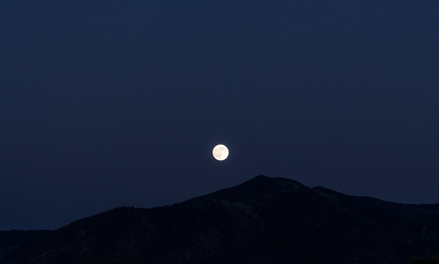 Hunter's Moon and Hunters. 11-05-2025 Moon rise San Cristobal